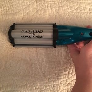 Bed head wave artist